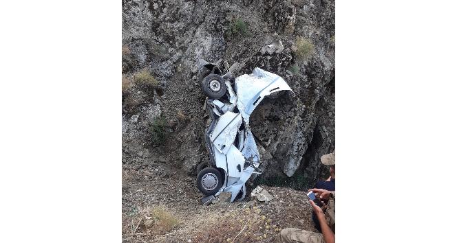 Kayıp gencin cansız bedeni uçuruma yuvarlanmış otomobilde bulundu