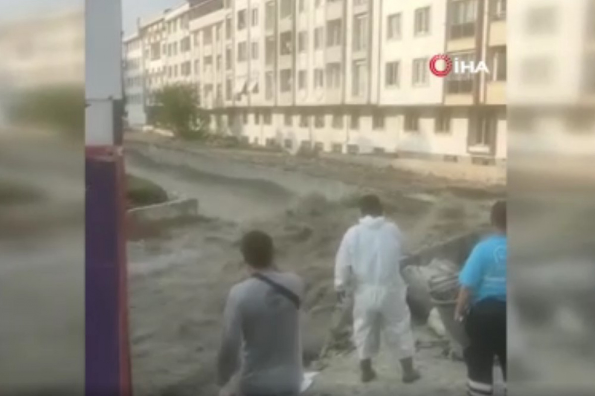 Esenyurt’ta cadde ve sokaklar göle döndü, sürücüler zor anlar yaşadı