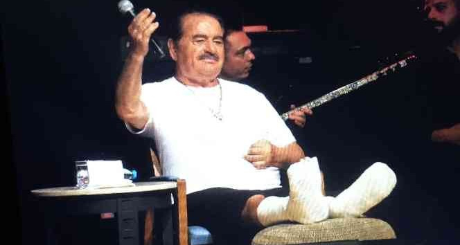 İbrahim Tatlıses Çeşme’de ayağında alçıyla sahne aldı