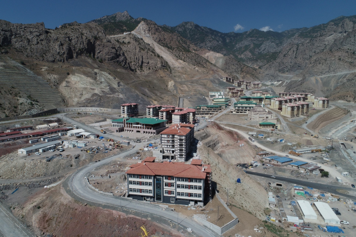 Yusufeli’nde yeni ilçedeki konutların anahtarları teslim edilmeye başladı