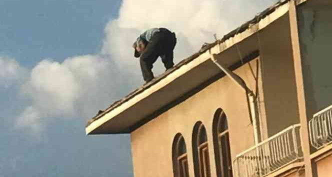 Güvenlik önlemi almadan çatıya çıktı, canını hiçe saydı