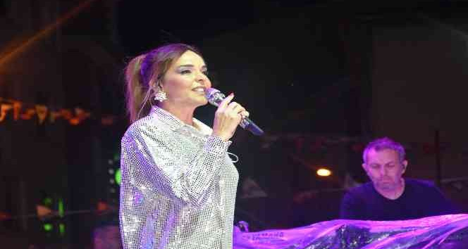 Bengü hayranları, yağmura rağmen konser alanını terk etmedi