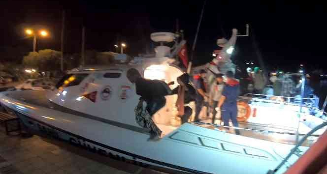 Çanakkale açıklarında 22 düzensiz göçmen kurtarıldı