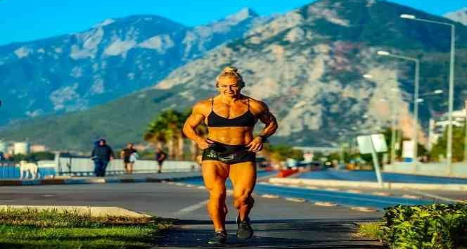 Rus asıllı milli fitness sporcusu kadının başarı hikayesi görenleri hayran bıraktı