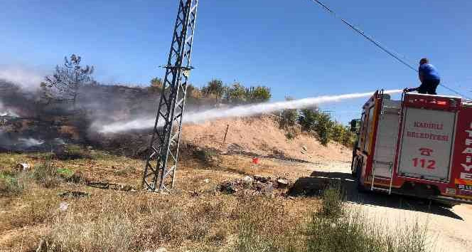Otluk alanda çıkan yangın orman sıçramadan söndürüldü