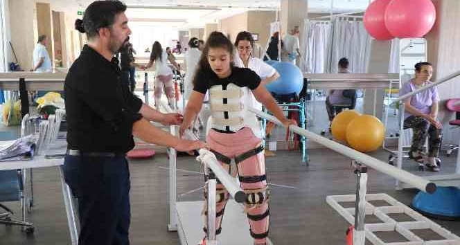 11 yıldır yürüyemeyen Betül, 2 yıllık tedavinin ardından ilk adımlarını attı