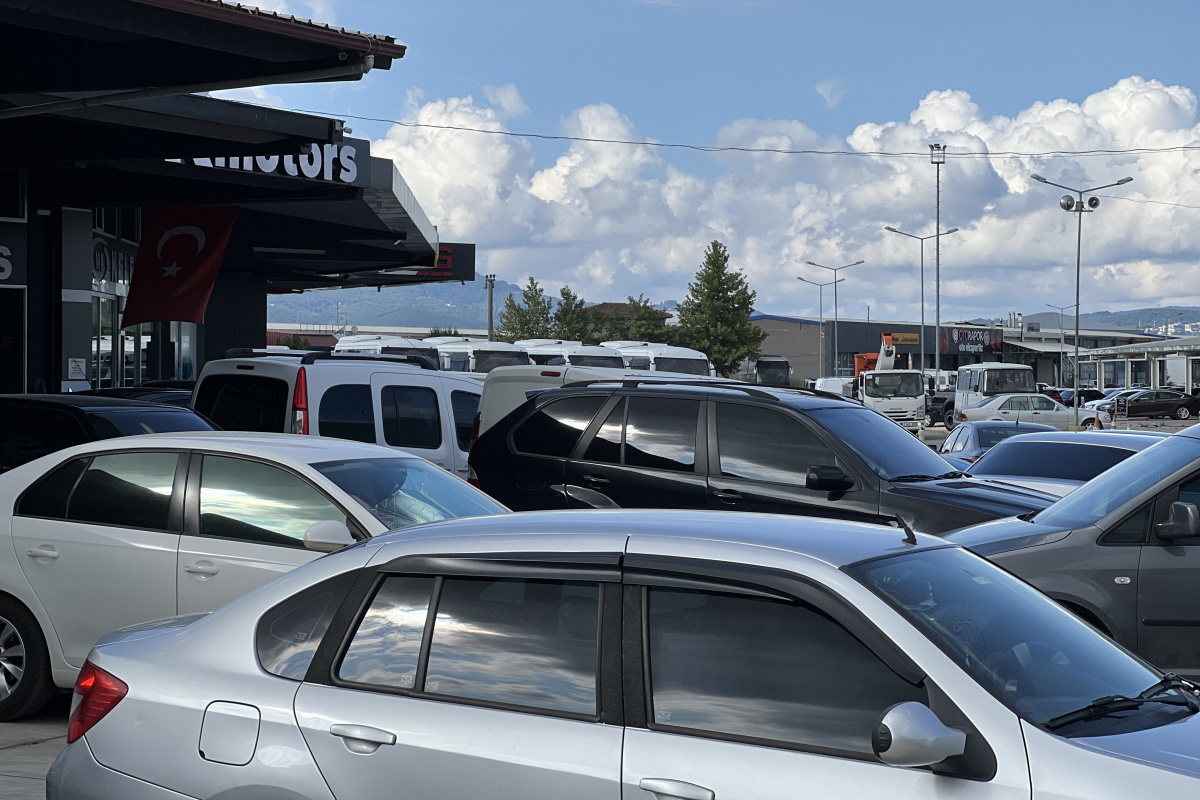 'Askeri personelim' diyerek hem vatandaşı hem de oto galericiyi kandırıyorlar