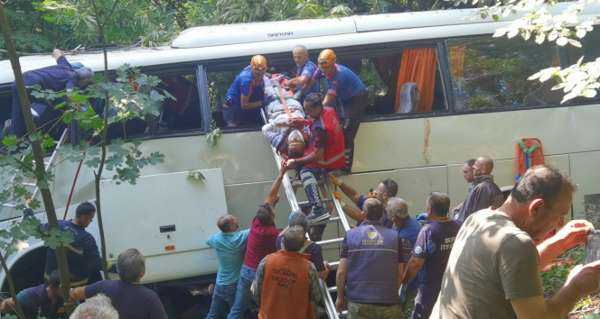 Tur otobüsü şarampole uçtu: 5 ölü, 35 yaralı