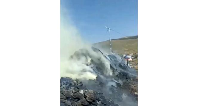 Kışlık yakacak tezek ile 250 balya ot kül oldu