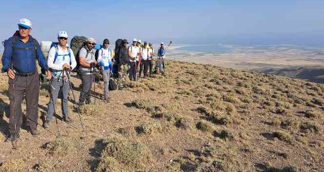 Aktivistler ölen dağcı arkadaşları anısına Süphan Dağı’na tırmandılar