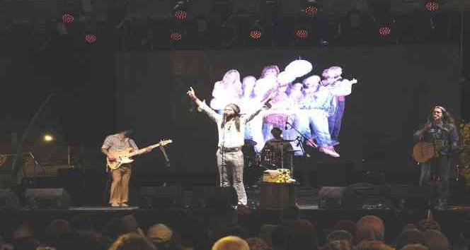 Dumlupınar’da Retrobüs Müzik Grubu konser verdi