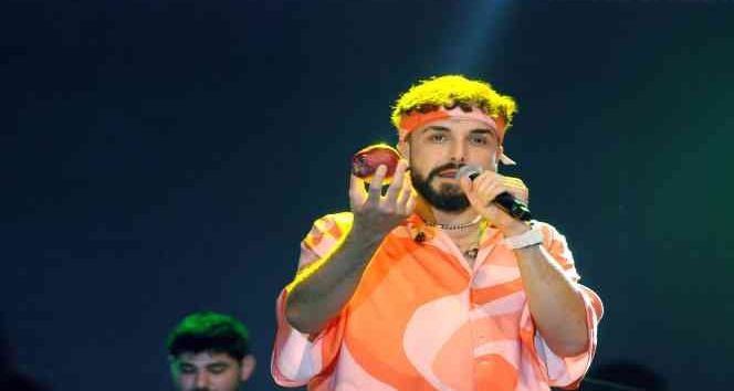 Ünlü rapçinin sahneden attığı elma izdihama neden oldu