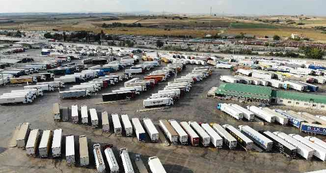 Bulgaristan’da laboratuvar krizi: Tırlar günlerdir Edirne sınırında bekliyor