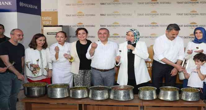 Tokat’ta rekor sayıda yaprak sarma yapılıp vatandaşlara dağıtıldı