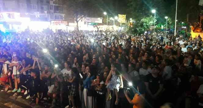 Öykü Gürman Yalovalıları coşturdu