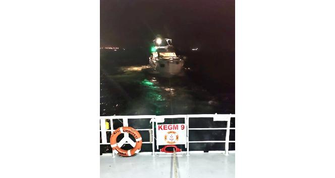 Çanakkale Boğazı’nda sürüklenen tekne kurtarıldı