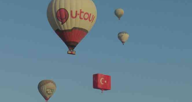 Dünyanın en büyük bayrak figürlü balonu 30 Ağustos için havalandı