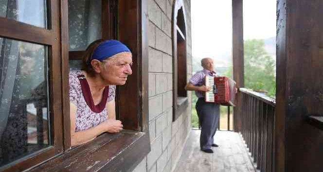 Müzisyen aile 88 yıllık konakta hayatlarını sürdürüyor