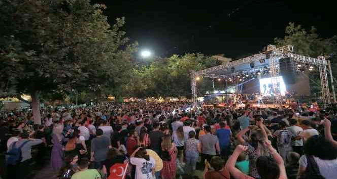 Pamukkale’nin Zafer Bayramı konserleri Denizlileri coşturdu