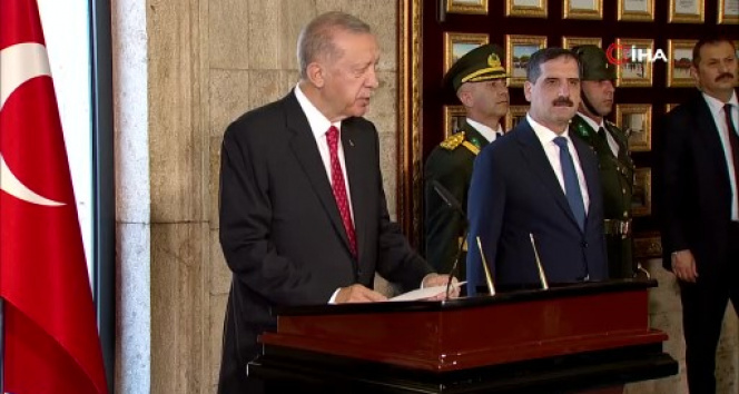 Cumhurbaşkanı Erdoğan, Anıtkabirde planlı törene katıldı