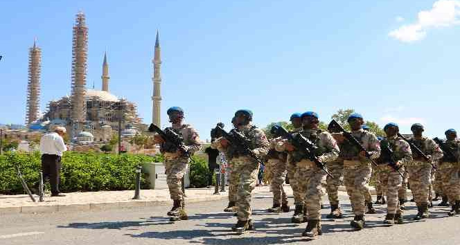 Edirne’de Mehmetçik ve tankların geçit töreni nefes kesti