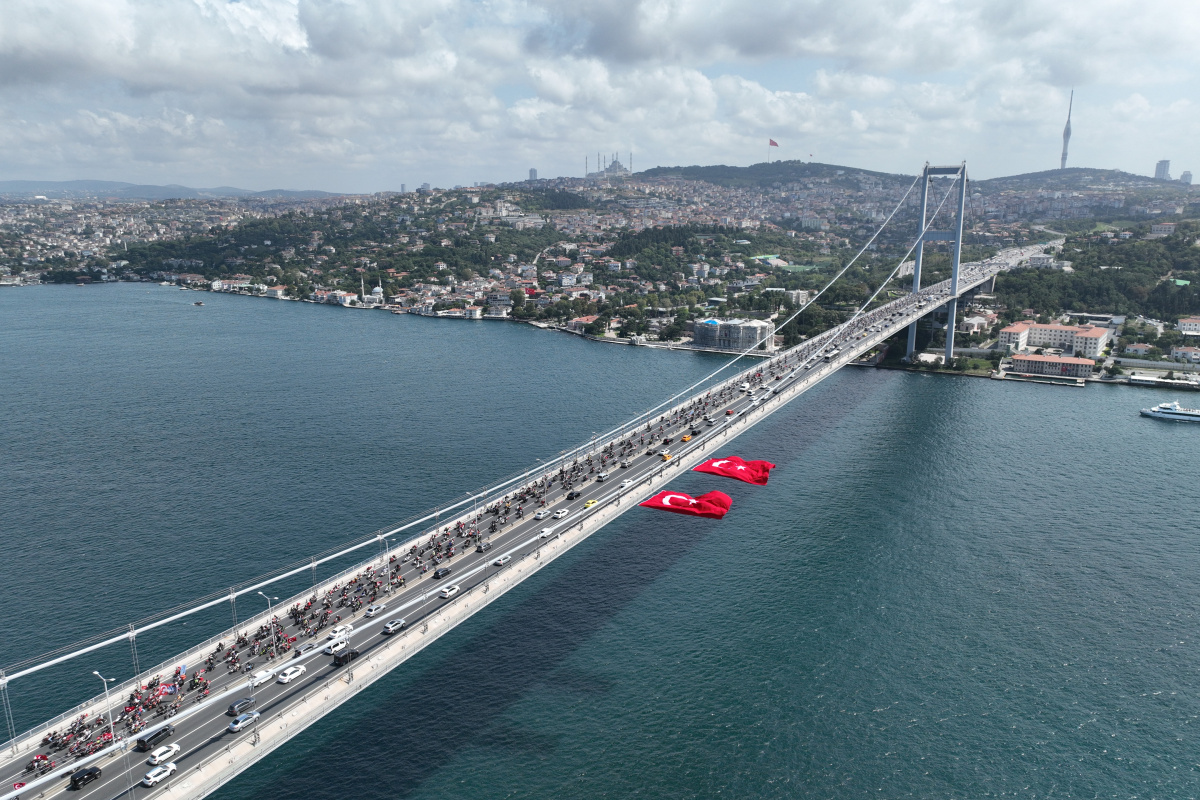 30 Ağustos dolayısıyla 15 Temmuz Şehitler Köprüsünde görsel şölen
