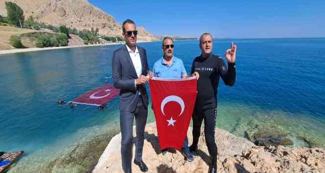 Van Gölü’nde dev Türk bayrağı açıldı