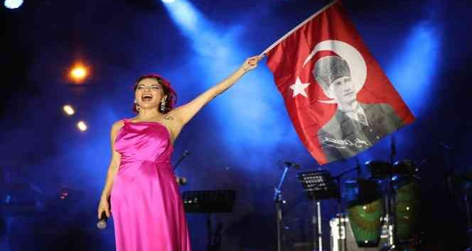 Ünlü şarkıcı Göksel Kocaelilileri coşturdu