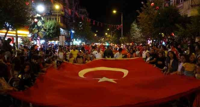 Isparta’da Zafer Bayramı çoşkusu fener alayıyla devam etti
