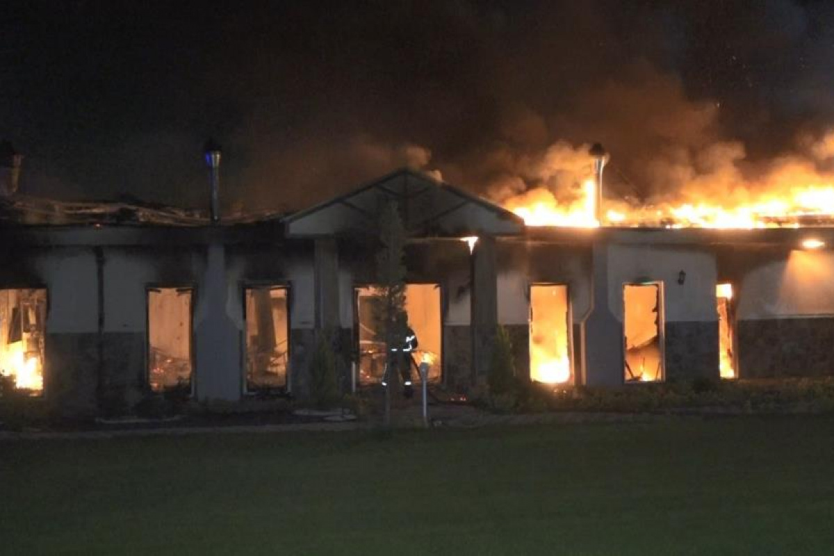 Bursa’da çiftlikte bulunan restoranda yangın çıktı: Alevler içindeki restoran kamerada