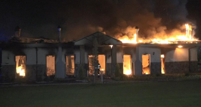 Bursa’da çiftlikte bulunan restoranda yangın çıktı: Alevler içindeki restoran kamerada