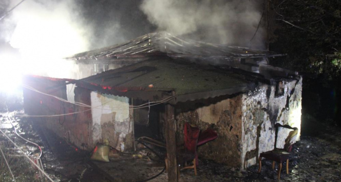 Kocaelide prefabrik ev alev alev yandı