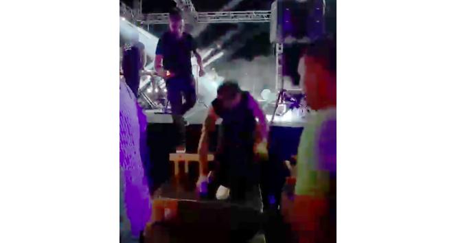 Sahneden düşen Emre Kaya hastaneye kaldırıldı