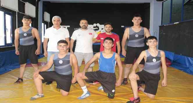 Tatvan’da onlarca çocuk güreşle tanıştı