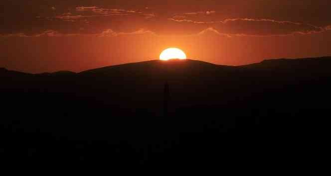Bayburt’ta kartpostallık gün batımı fotoğraf tutkunlarının ilgi odağı oldu