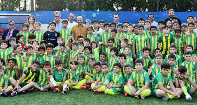 270 öğrencinin katıldığı yaz futbol okulu tamamlandı