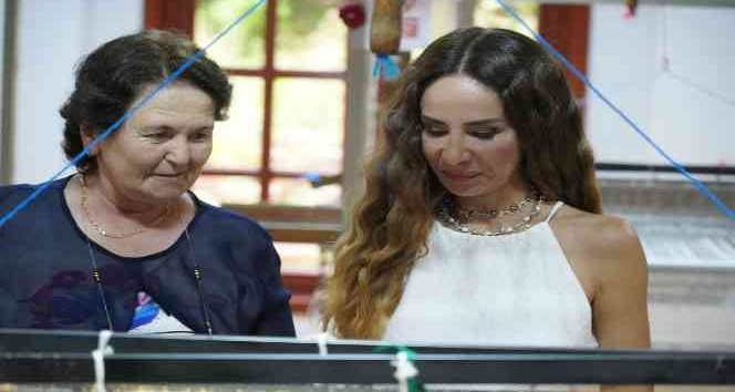 Şarkıcı Betül Demir tezgâh başına geçerek Bilecik Bezi dokudu