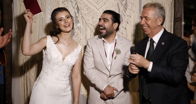 Ünlü sanatçı mutluluğa 'evet' dedi