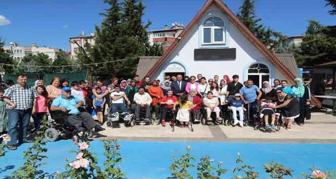 Vali Hatipoğlu’nun eşi özel çocuklarla doğum günü etkinliğinde bir araya geldi