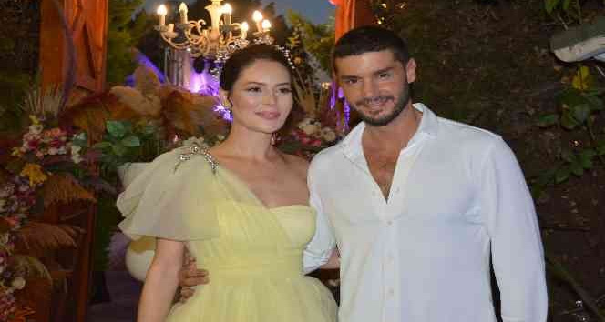 Berk Oktay ile evlenmeye hazırlanan Yıldız Çağrı Atiksoy’a kına gecesi