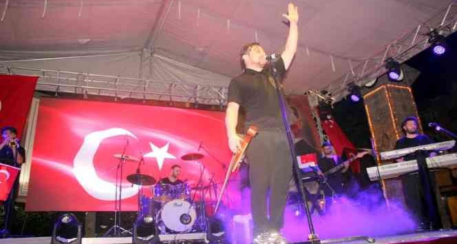 Çınarcık’ta Zafer Bayramı Ekin Uzunlar ile kutlandı