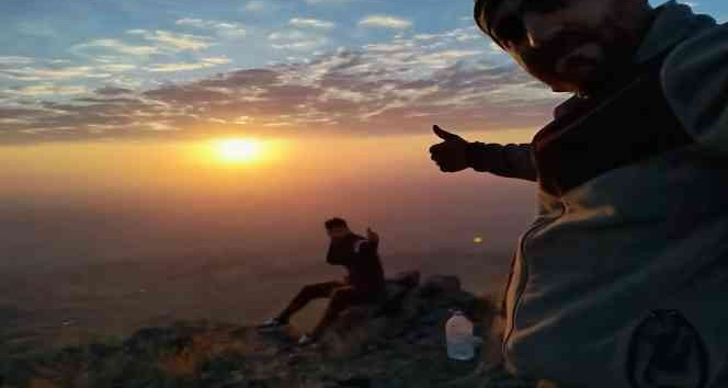 Zirvede kamp kurarak güneşin doğuşunu ve batışını görüntülediler