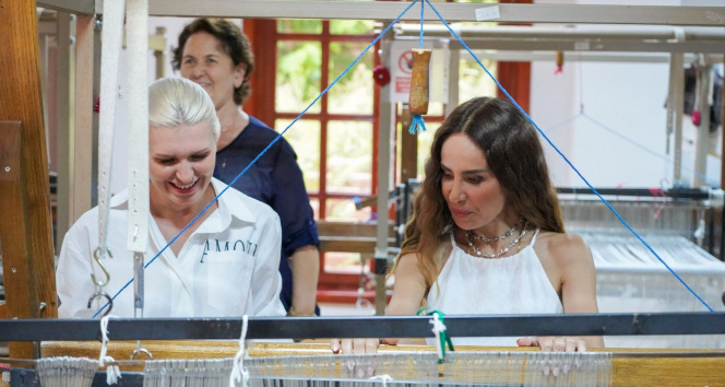 Şarkıcı Betül Demir tezgâh başına geçerek Bilecik Bezi dokudu