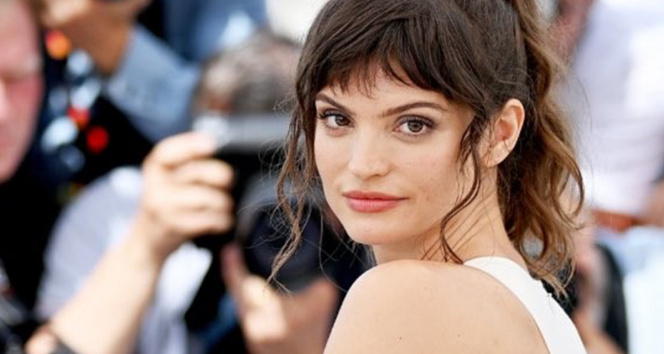 Cannes ödüllü ünlü oyuncu Charlbi Dean hayatını kaybetti