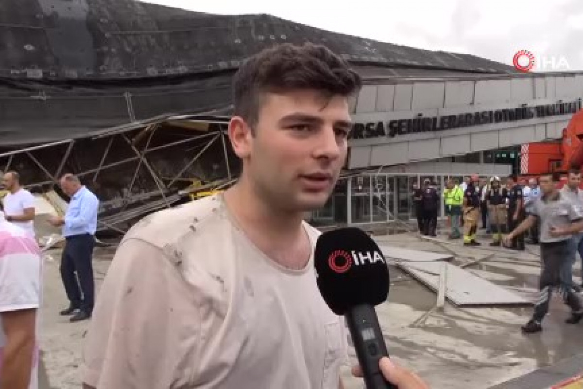 Otobüs terminaline yıldırım düşme anında yaşanan panik kamerada