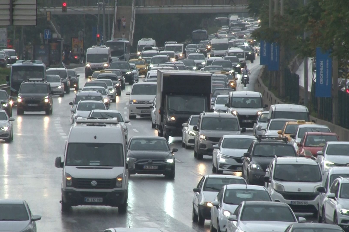 İstanbul'da yağmur başladı, trafik yoğunluğu arttı