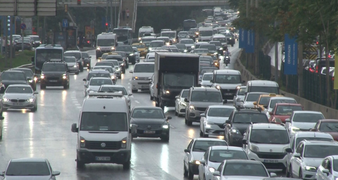 İstanbul'da yağmur başladı, trafik yoğunluğu arttı