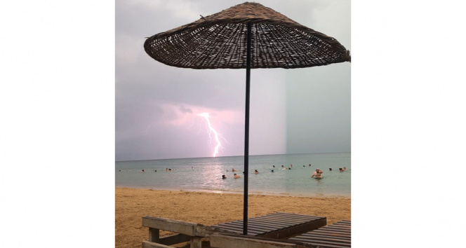 Mudanya'da çakan şimşekler Armutlu sahilinden böyle görüldü