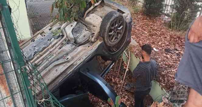 Sancaktepe’de kontrolden çıkan otomobil okul bahçesine uçtu: 2 yaralı