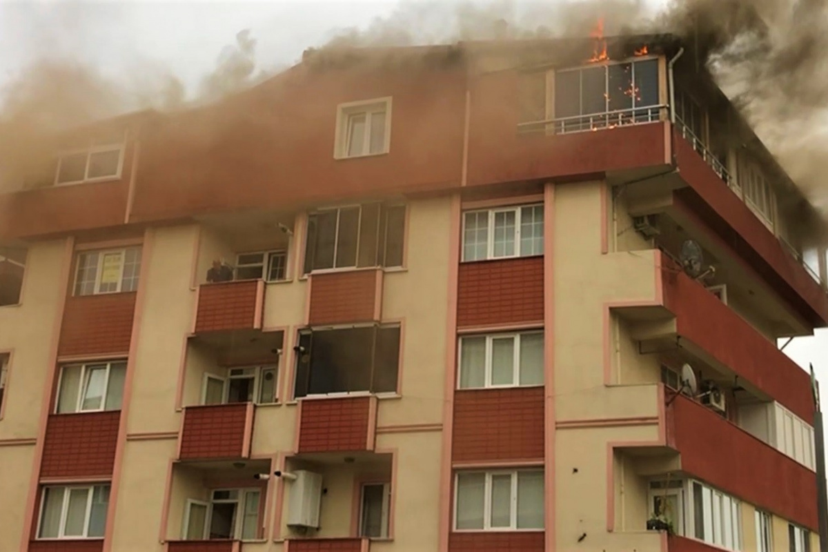 Yıldırımın düştüğü çatı katı alevlere teslim oldu